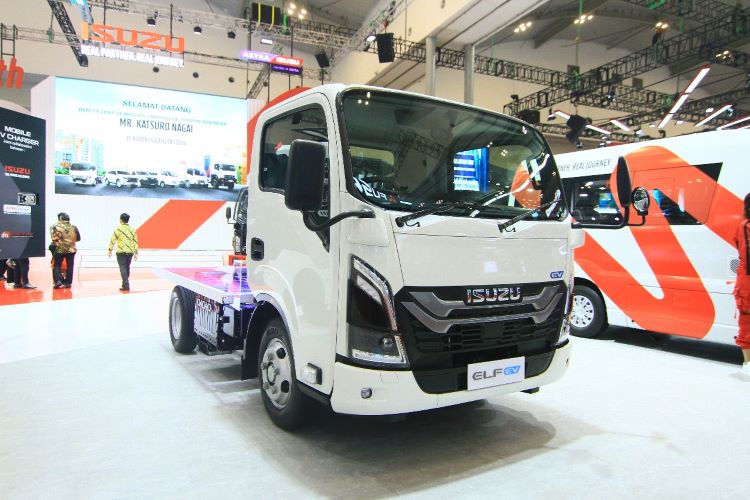 Tampilan kendaraan komersial listrik Isuzu Elf EV
