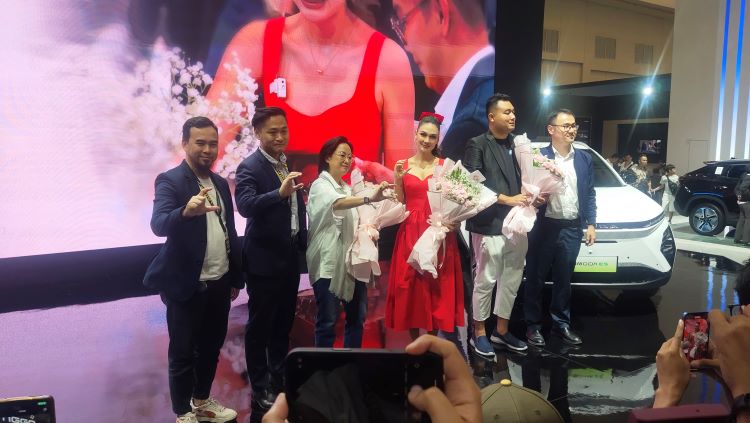 Foto bersama petinggi Chery pada acara serah terima unit OMODA E5 yang dihadiri artis kenamaan Luna Maya