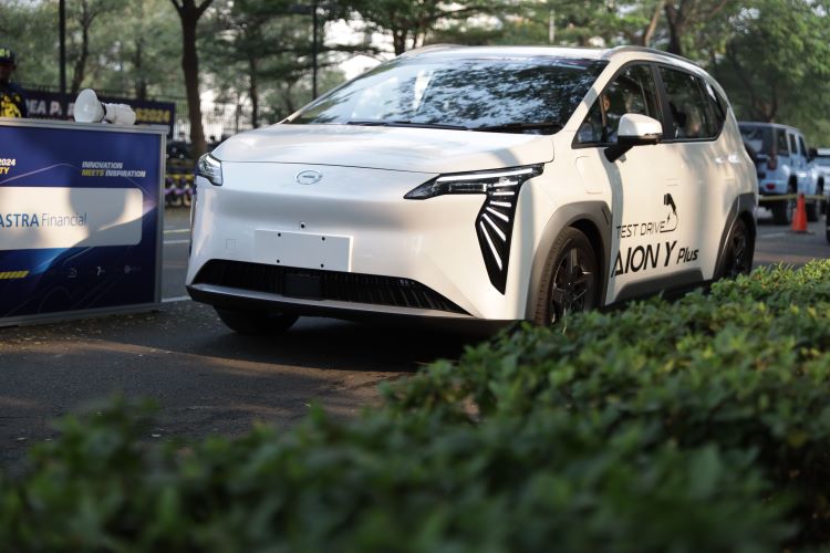 Konsumen melakukan test drive produk AION Y Plus di GIIAS 2024