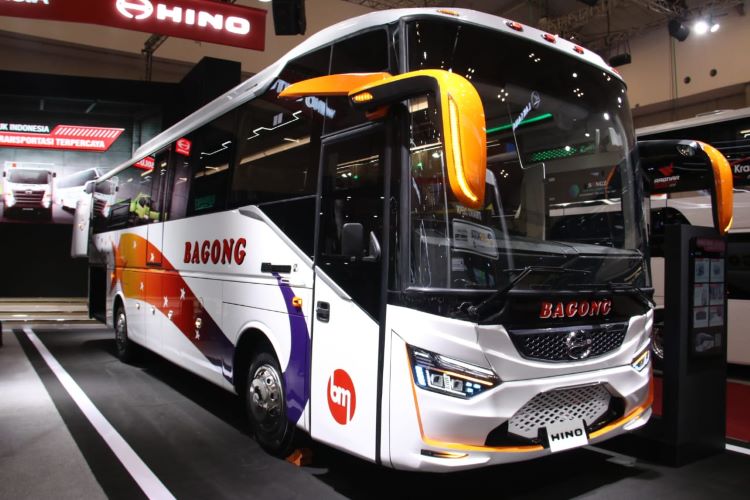 Hino Bus AK 240 Space Frame yang sangat nyaman untuk perjalanan antar kota dan pariwisata