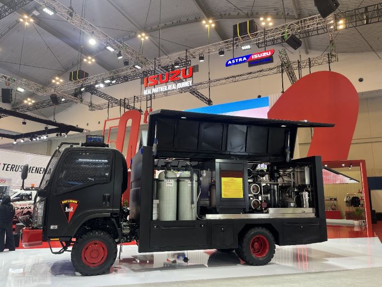 Truk Isuzu Elf yang disulap menjadi mobil taktis untuk misi keselamtan Korps Brimob