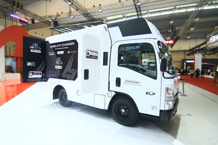 Model Isuzu Elf yang disulap menjadi unit Mobile EV Charger