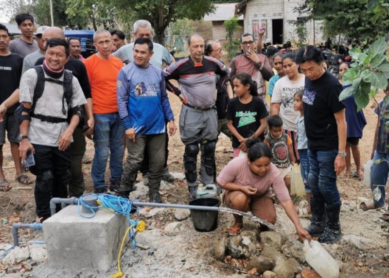 Lilik Mardianto (kanan, kaos hitam), bersama komunitas Legend Riders berbagi kasih dengan menyediakan pompa air bersih untuk warga di Sumba, Nusa Tenggara Timur