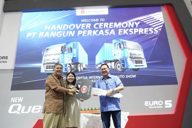Petinggi UD Truck menyerahkan puluhan unit truk kepada konsumen dalam acara simbolisasi di GIIAS 2024