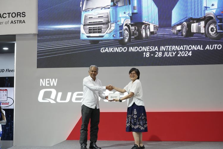 Perwakilan UD Trucks memberikan cendramata kepada Ahmad Wildan dari KNKT untuk kontribusi mereka mengedukasi pengguna truk