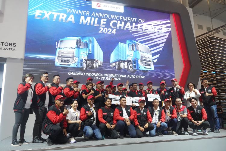 Para peserta ajang Driving Excellence Beyond Expectations UD Trucks untuk mendukung keselamatan berkendara