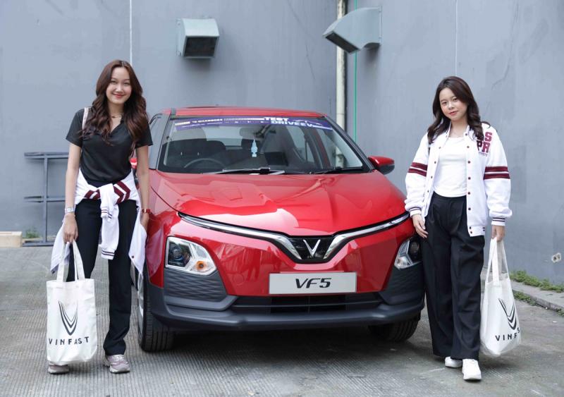 VinFast VF5 Jadi Pilihan Utama bagi Anak Muda, Ini Alasan Jessica dan Alda Menyukainya!