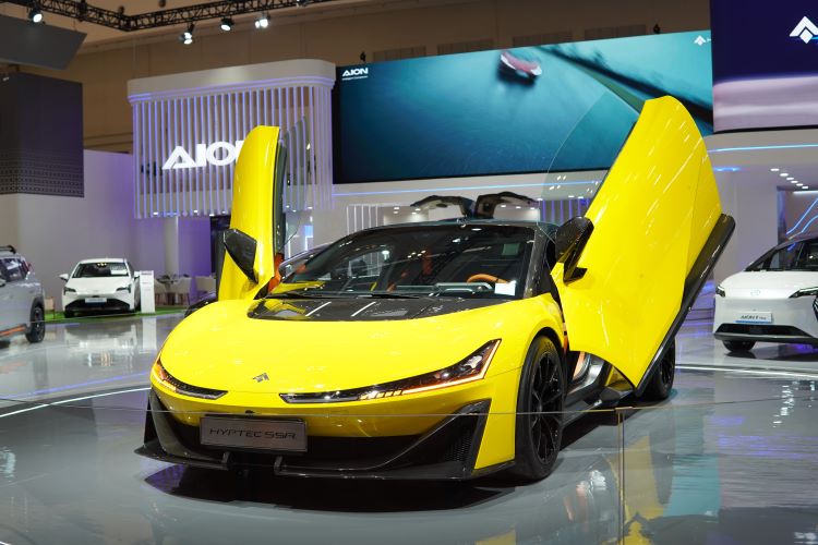 Tampilan sporty mobil listrik AION yang menarik perhatian di GIIAS 2024