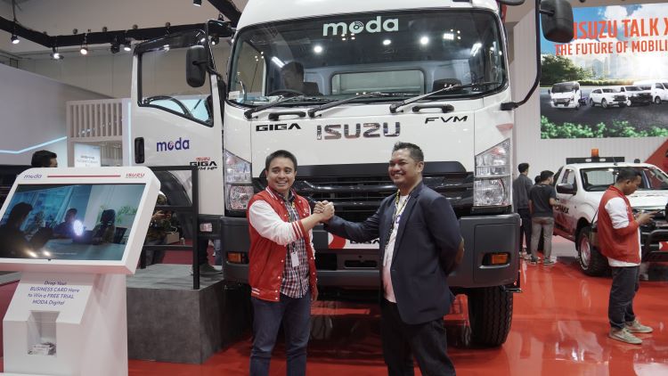 Petingngi Isuzu dan MODA merayakan kerjasamanya di booth Isuzu di GIIAS 2024