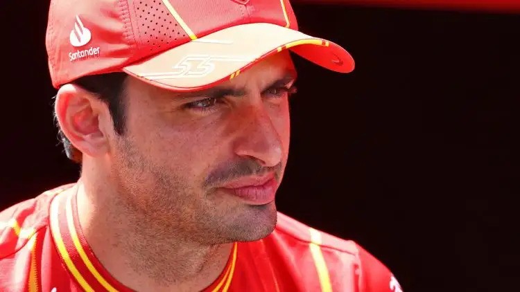 Carlos Sainz (Spanyol/Ferrari) tinggal proses resmi ke tim Williams 2025. (Foto: planetf1)