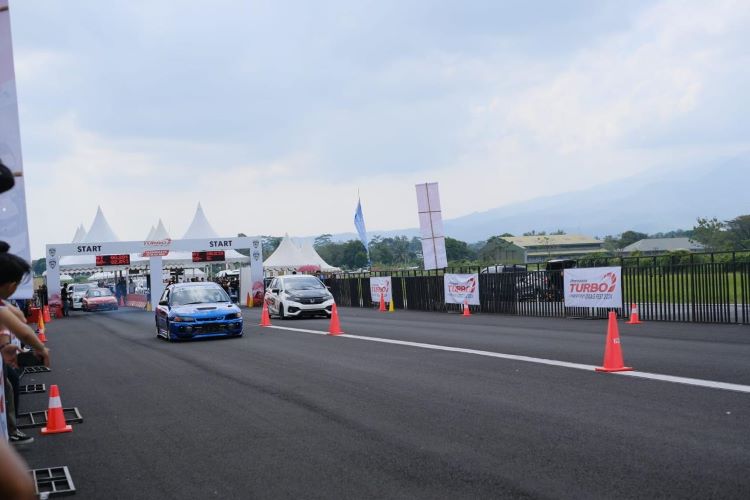 Serunya persaingan antar pembalap di lintasan balap Pertamax Turbo Drag Fest 2024 di Tasikmalaya, Jawa Barat