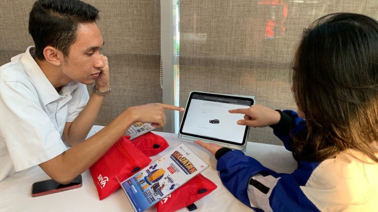 Konsumen sementara melakukan transakasi pembelian mobil menggunakan aplikasi SEVA 
