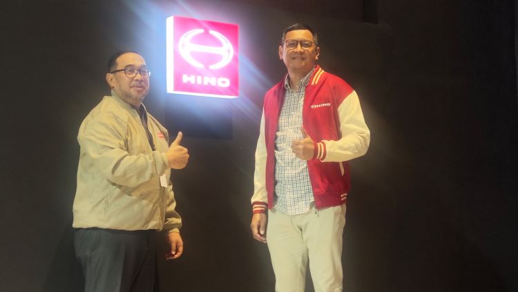 Chief Operating Officer (COO) Director HMSI Susilo Darmawan berforto dengan Director of Operations & Commercial, MGM Bosco Logistics, M Shah Durani R.Razak di Booth Hino di GIIAS 2024