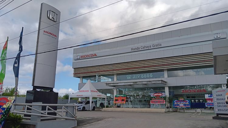 Tampilan diler mobl bekas Honda di Kendari yang melayani konsumen yang ingin membeli mobil bekas bersertifikasi