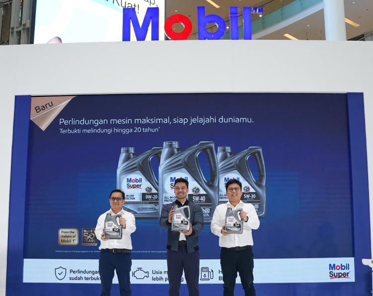 Petinggi PT EMLI mendampingi Chicco Jerikho dalam peluncuran Oli mesin fully synthetic Mobil Super All-In-One Protection yang dilakukan di Gandaria City akhir Mei 2024 lalu