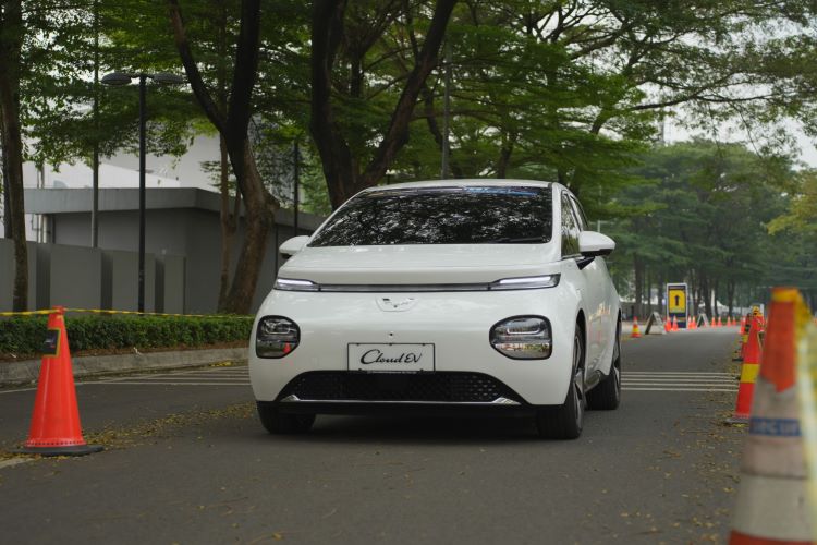 Pengunjung GIIAS 2024 melakukan test drive dengan Wuling Cloud EV 