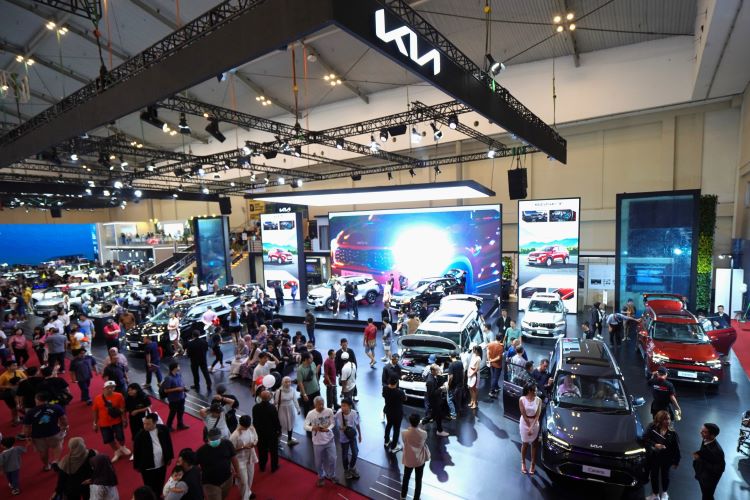 Booth Kia di GIIAs 2024 yang dipenuhi dengan pengunjung yang penasaran dengan produk baru mereka