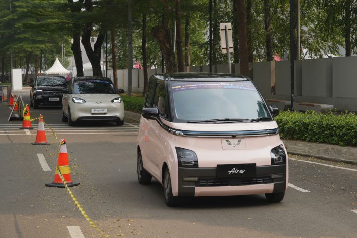 Dou produk elektrifikasi Wuling yakni Air ev dan Bingou EV dalam area test drive di GIIAS 2024