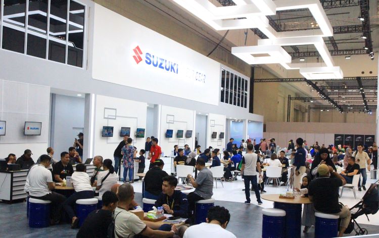 Ramai pengunjung melakukan SPK di Booth Suzuki Indoensia saat GIIAS 2024