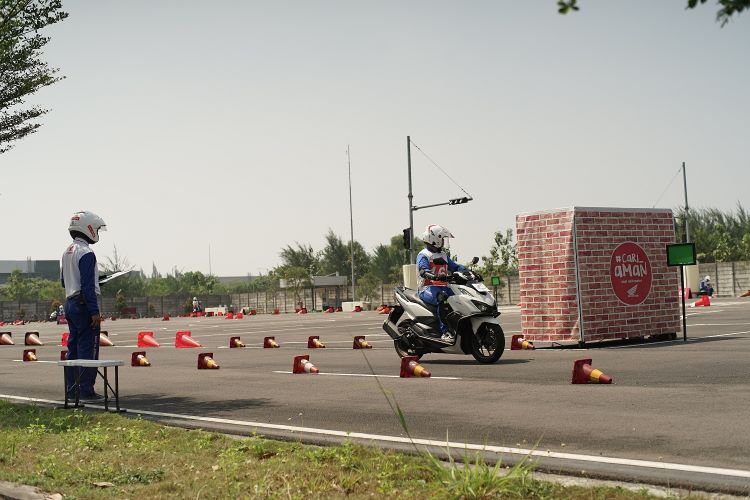 Pelatihan Safety Riding di  AHM Safety Riding & Training Center, Deltamas, Cikarang.