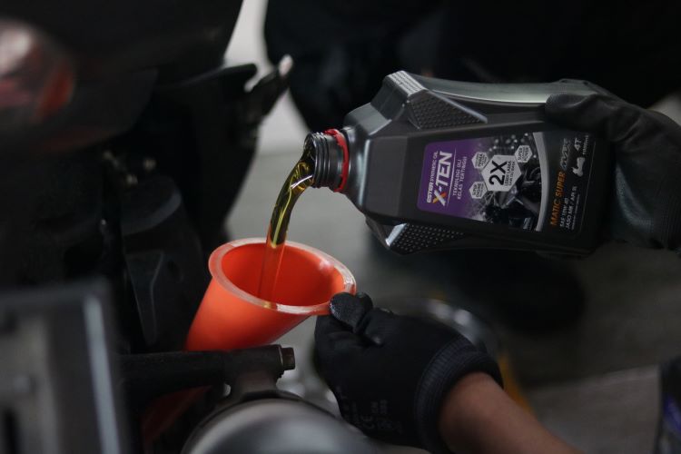 Pergantian oli saat servis motor juga membantu mengurangi emisi gas buang
