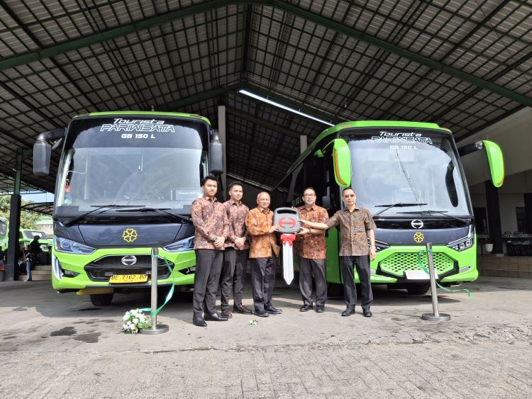 Hino menyerahkan dua bus kepada pihak PO PuspaJaya untuk melayani transportasi di Lampung