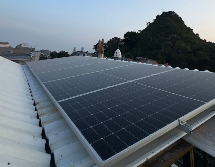 Pemasangan solar panel di salah satu kantor FIFGroup di Lampung