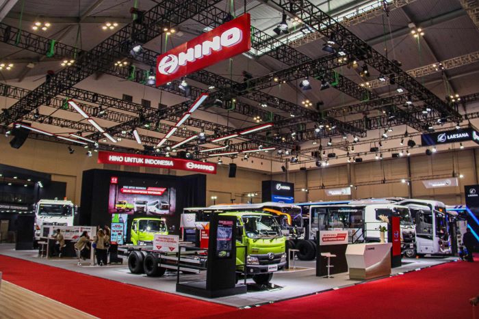 Booth Hino yang disi oleh truk dan bus untuk mendukung bisnis konsumen