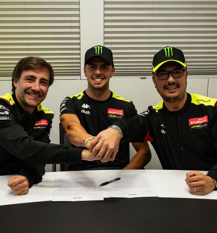 Fabio Di Giannantonio di tengah petinggi tim VR46 Ducati seusai kontrak baru. (Foto: motogp)