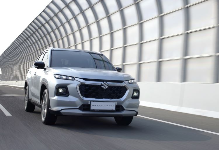 Mobil Suzuki Grand Vitara yang melakukan uji coba di sebuah ruas jalan tol di Jakarta