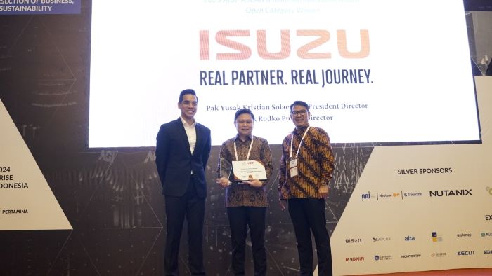 Petinggi Isuzu menerima penghargaan keberhasilan mereka adaptif dengan dunia digital