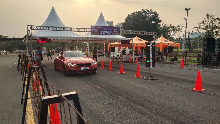 Seorang starter siap lepas dari gasis start untuk adu cepat di ajang Meikarta Speedaway Festival (MSF) Kejurda Drag Race Putaran 2 2024