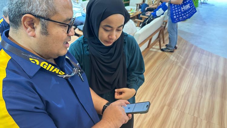 Petinggi SEVA menunjukan kemudahan menggunakan aplikasi SEVA untuk berbagai transaksi termasuk pembelian mobil