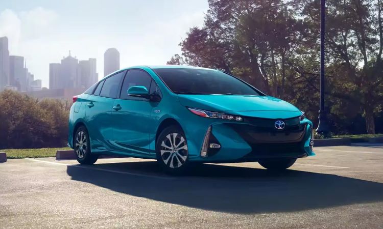 Mobil Toyota Prius yang menjadi salah satu model Hybrid