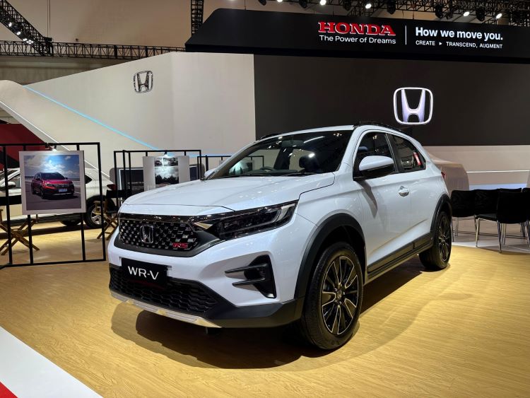 Model Honda WR-V yang tampil memikat di sebuah pameran otomotif