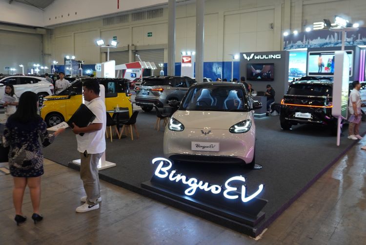 Deretan mobil listrik Wuling yang didisplay dalam sebuah pameran otomotif