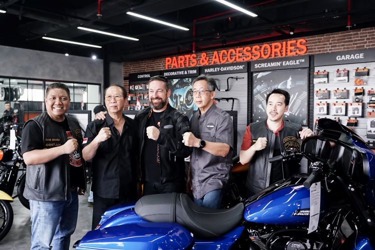 Petinggi Harley-Davidson dan Indomobil Group saat meresmikan diler baru Harley-Davidson Indomobil Jakarta