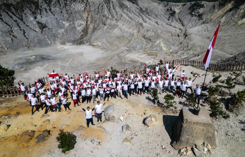 Junjung Semangat Kebangsaan, Ducati Indonesia Bersinergi Dengan Klub Resmi Ducati (DOCI) Gelar Upacara Bendera 17 Agustus di Tepi Kawah Tangkuban Parahu