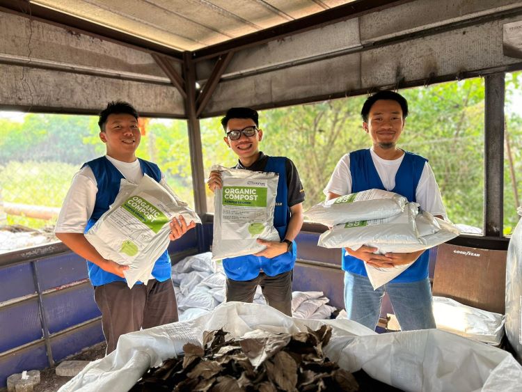 Karyawan Goodyear bersama olahan daun yang dijadikan pupuk kompos