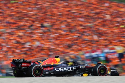 Max Verstappen (Belanda/Red Bull Racing) di tengah lautan pendukung fanstiknya di Sirkuit Zandvoort. (Foto: ist)