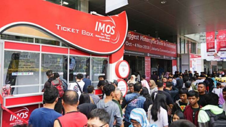 Ramai pengunjung IMOS 2023 di depan Ticket Box pameran