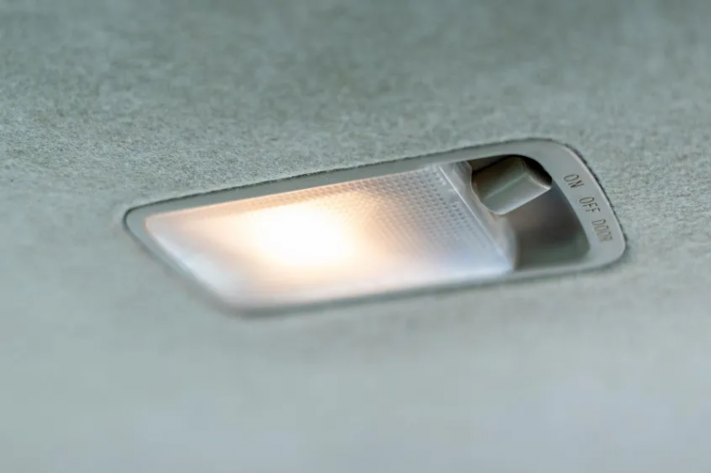 Cara Mengatasi Lampu Kabin Mobil yang Rusak