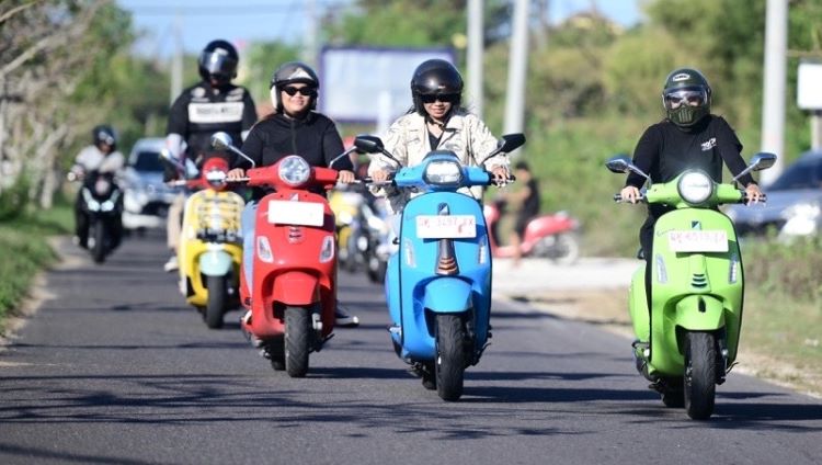 Para pecinta Vespa melakukan touring santai dengan motor kesayangannya