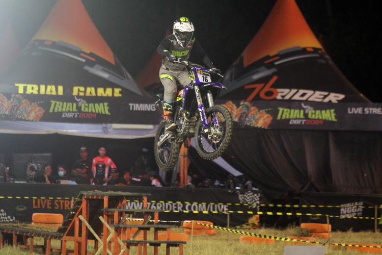 Aksi salah satu crosser melintasi obstacle yang menantang di arena Trial Game Dirt 2024