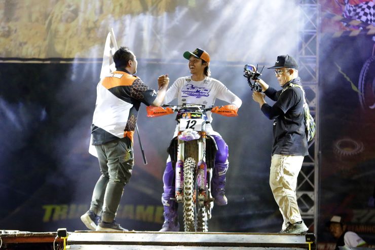 Lantian Juan semringa setelah berhasil meraih posisi pertama di Kelas FFA Open dan Campuran Open Trial Game Dirt 2024 Yogyakarta 