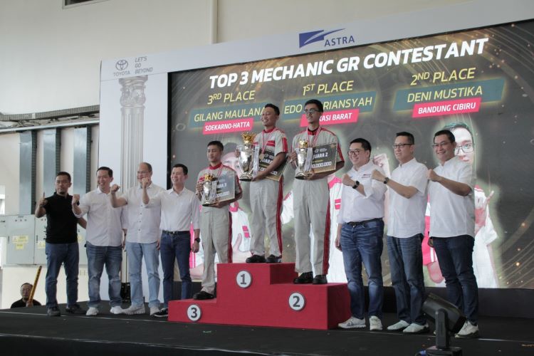 Para petinggi Auto2000 berfoto bersama pemenang Auto2000 Best People Contest 2024 di kategori Mechanic GR Contestant