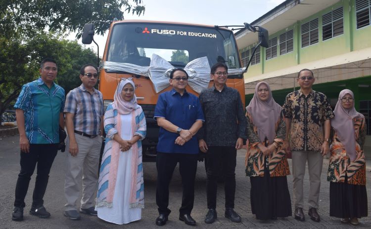 Penyerahan truk Fuso Fighter untuk mendukung pendidikan SMK di Makassar
