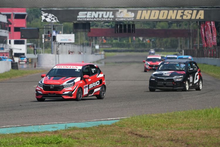Pembalap Honda Racing Indonesia (HRI) memimpin jalannya balapan di Sentul