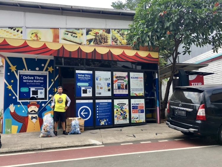 Memberi Innova Community menukar sampah di Waste Station Alam Sutera