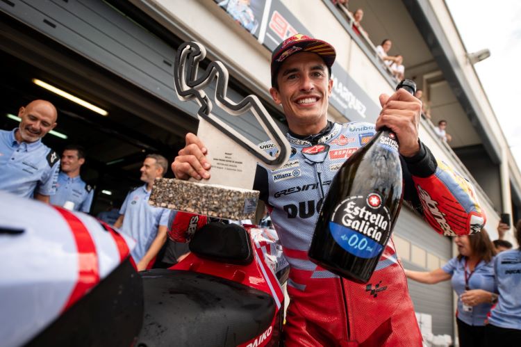 Marc Marquez merayakan kemenangannya bersama Gresini Racing Tim di MotoGP Aragon 